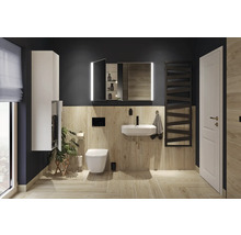 Modernes Badezimmer mit Wandfliesen in Holzoptik, weißem Hänge-WC, Waschbecken, beleuchtetem Spiegelschrank und schwarzem Design-Heizkörper.