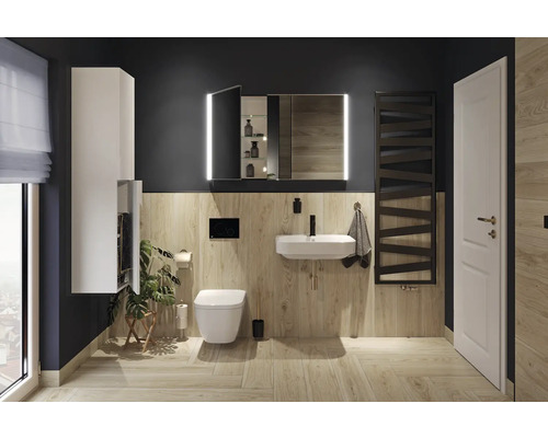 Salle de bains moderne avec carrelage mural aspect bois, WC suspendu blanc, lavabo, armoire de toilette éclairée et radiateur design noir.