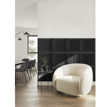 Pièce moderne avec des panneaux muraux rembourrés carrés noirs, un fauteuil arrondi blanc et un coin repas sur un sol en bois.