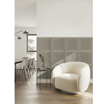 Panneaux muraux rembourrés carrés dans un salon moderne avec fauteuil bouclé et table d'appoint sur parquet.