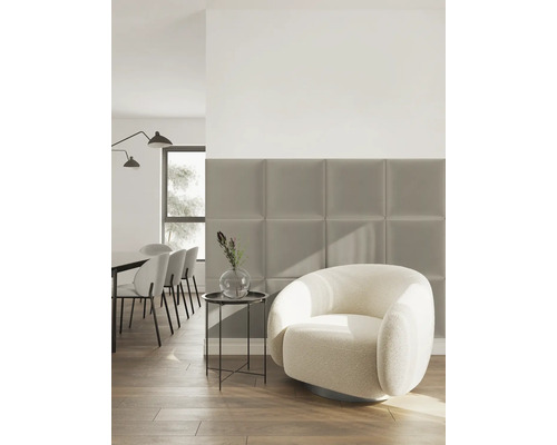 Panneaux muraux rembourrés carrés dans un salon moderne avec fauteuil bouclé et table d'appoint sur parquet.