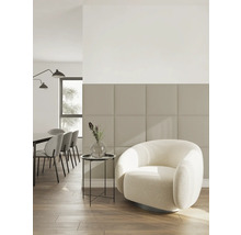 Salon moderne avec panneaux muraux carrés, fauteuil blanc et sol en bois dans un style minimaliste et lumineux.