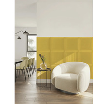 Salon moderne avec des panneaux muraux jaunes, un fauteuil blanc arrondi et une petite table d'appoint noire.