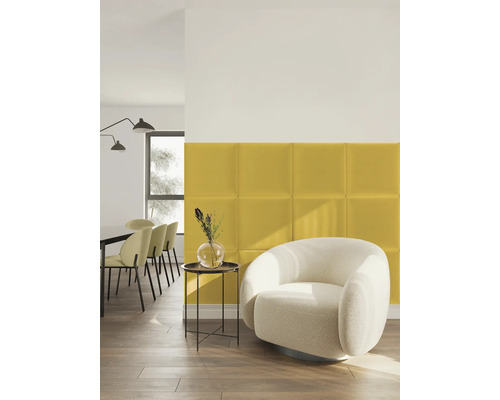 Salon moderne avec des panneaux muraux jaunes, un fauteuil blanc arrondi et une petite table d'appoint noire.