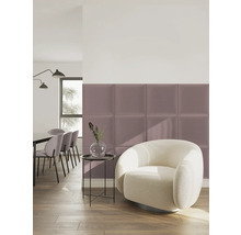 Pièce moderne avec panneaux muraux rembourrés carrés de couleur mauve, fauteuil blanc, table d appoint et coin repas en arrière-plan.