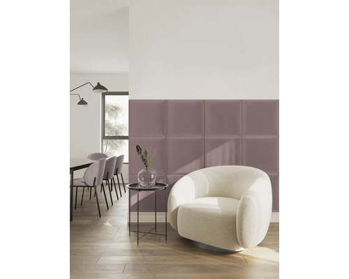 Pièce moderne avec panneaux muraux rembourrés carrés de couleur mauve, fauteuil blanc, table d appoint et coin repas en arrière-plan.