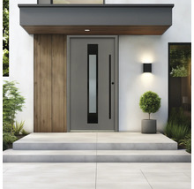 Porte d entrée grise moderne avec insert en verre vertical, revêtement en bois et marches en béton.