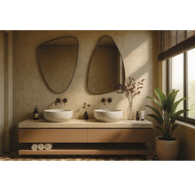 Salle de bains moderne avec double vasque, deux vasques à poser à motifs, robinetterie murale noire et deux grands miroirs asymétriques.