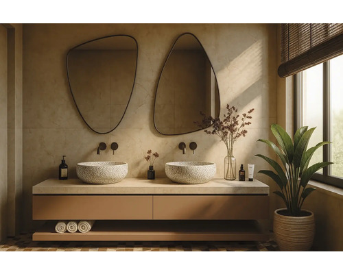 Salle de bains moderne avec double vasque, deux vasques à poser à motifs, robinetterie murale noire et deux grands miroirs asymétriques.
