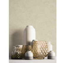 Papier peint intissé structuré aspect lin avec divers vases décoratifs en verre et en céramique.