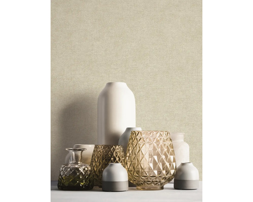 Papier peint intissé structuré aspect lin avec divers vases décoratifs en verre et en céramique.