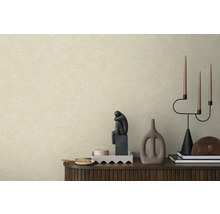 Salon moderne avec papier peint texturé aux tons naturels derrière un buffet en bois sombre avec des objets de décoration minimalistes.