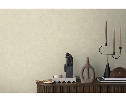 Salon moderne avec papier peint texturé aux tons naturels derrière un buffet en bois sombre avec des objets de décoration minimalistes.