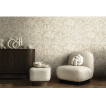 Salon moderne avec du papier peint à motif d'éventail, un buffet en bois sombre et un fauteuil clair avec un pouf.