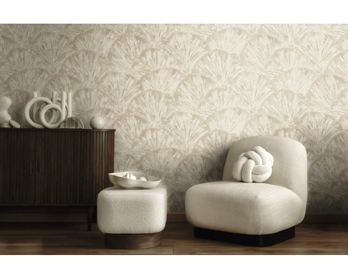 Salon moderne avec du papier peint à motif d'éventail, un buffet en bois sombre et un fauteuil clair avec un pouf.