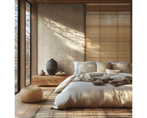 Chambre lumineuse de style japonais avec papier peint à motifs, lit bas en bois, pouf en rotin et panneaux muraux en fibres naturelles.
