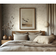 Chambre moderne aux tons beiges avec lit en bois, papier peint à motifs, tableau encadré, vases en céramique et suspension ronde.