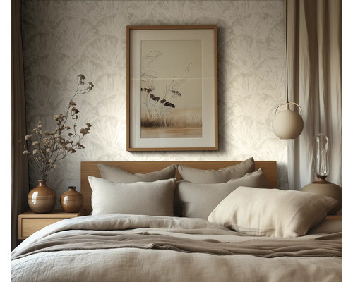 Chambre moderne aux tons beiges avec lit en bois, papier peint à motifs, tableau encadré, vases en céramique et suspension ronde.