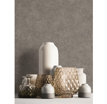 Papier peint intissé à structure de lin gris-brun, décoré de divers vases en céramique et en verre.