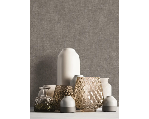 Papier peint intissé à structure de lin gris-brun, décoré de divers vases en céramique et en verre.