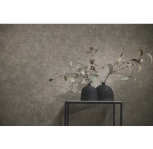 Papier peint structuré aspect lin dans une pièce à la décoration moderne avec deux vases noirs sur une table.