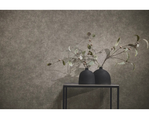 Papier peint structuré aspect lin dans une pièce à la décoration moderne avec deux vases noirs sur une table.