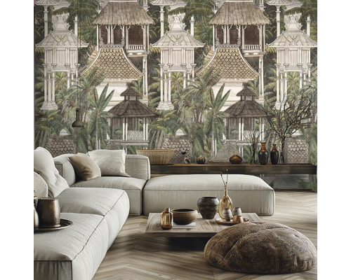 Salon avec canapé gris et papier peint panoramique illustrant un paysage tropical avec des cabanes balinaises et des palmiers.