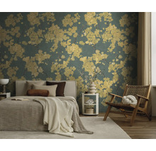 Papier peint floral avec des motifs de fleurs jaunes dans une chambre moderne avec lit, chaise en bois et tapis clair.
