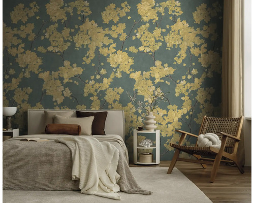 Papier peint floral avec des motifs de fleurs jaunes dans une chambre moderne avec lit, chaise en bois et tapis clair.