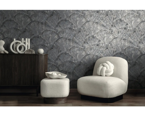 Pièce moderne avec papier peint gris texturé à motif d'éventail, buffet en bois sombre et fauteuil blanc avec coussin nœud.