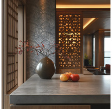 Intérieur moderne avec plan de travail aspect pierre, vase en céramique avec baies, pommes, mur texturé et séparateur de pièce décoratif en bois.