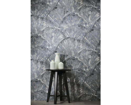 Papier peint texturé à motif d'éventail, avec un tabouret noir et trois vases blancs au premier plan.