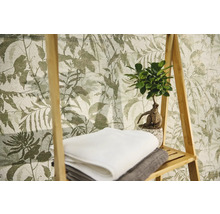 Papier peint intissé à motif de feuilles botaniques, avec une étagère en bois, des serviettes et une plante d intérieur.