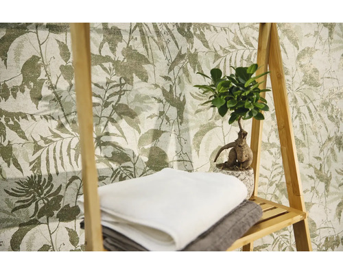Papier peint intissé à motif de feuilles botaniques, avec une étagère en bois, des serviettes et une plante d intérieur.