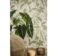 Papier peint intissé à motif de feuilles botaniques dans une ambiance avec plante Alocasia et bougies.
