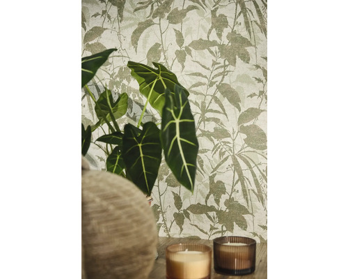 Papier peint intissé à motif de feuilles botaniques dans une ambiance avec plante Alocasia et bougies.