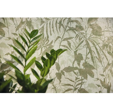 Papier peint intissé avec motif de feuilles botaniques et une plante au premier plan.