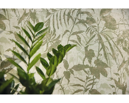 Papier peint intissé avec motif de feuilles botaniques et une plante au premier plan.