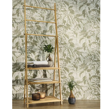 Papier peint intissé avec motif botanique de feuilles et oiseaux derrière une étagère en bambou avec serviettes et plantes.