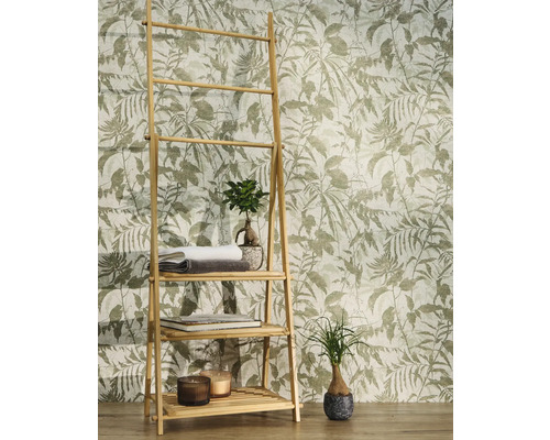 Papier peint intissé avec motif botanique de feuilles et oiseaux derrière une étagère en bambou avec serviettes et plantes.