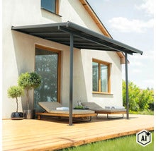 Couverture de terrasse en métal au-dessus d'une terrasse en bois avec deux chaises longues contre un mur de maison. (Image AI modified or generated)