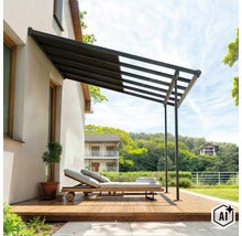 Couverture de terrasse moderne en métal fixée à un mur de maison avec transat sur une terrasse en bois dans le jardin. (Image AI modified or generated)
