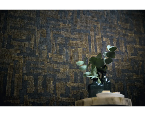 Dunkle, strukturierte Tapete mit labyrinthartigem geometrischem Muster, dekoriert mit einer Pflanze in einer Vase.