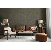 Wohnzimmer mit gemusterter Tapete, braunem Ledersofa, hellem Sessel, Couchtisch und Teppich. Modernes Design in Erdtönen.