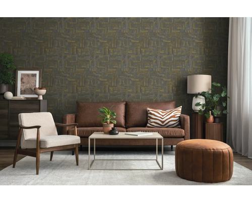 Wohnzimmer mit gemusterter Tapete, braunem Ledersofa, hellem Sessel, Couchtisch und Teppich. Modernes Design in Erdtönen.