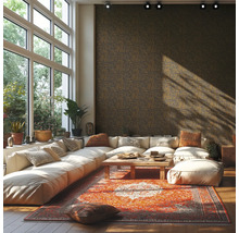 Helles, geräumiges Wohnzimmer mit großem Modulsofa, orientalischem Teppich, Holztisch und dunkler Strukturtapete.