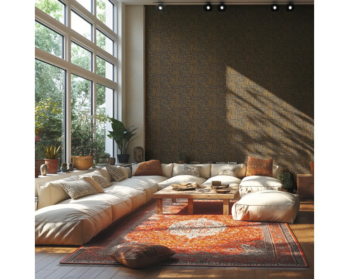 Helles, geräumiges Wohnzimmer mit großem Modulsofa, orientalischem Teppich, Holztisch und dunkler Strukturtapete.