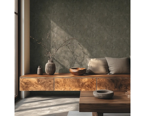 Salon moderne avec mur gris foncé structuré, buffet en bois, vases décoratifs, bol en bois et coussins à la lumière du jour.