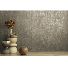 Papier peint intissé aspect béton avec effet métallique dans une pièce avec parquet et décoration.
