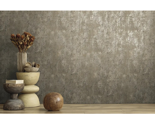 Papier peint intissé aspect béton avec effet métallique dans une pièce avec parquet et décoration.